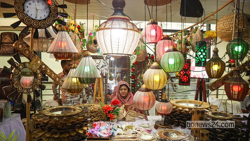 Entrepreneurs have set up stalls of handicrafts made in a blend of traditional and modern styles at the Autumn Fair to catch the attention of buyers. Photo: Shamsul Haque Ripon