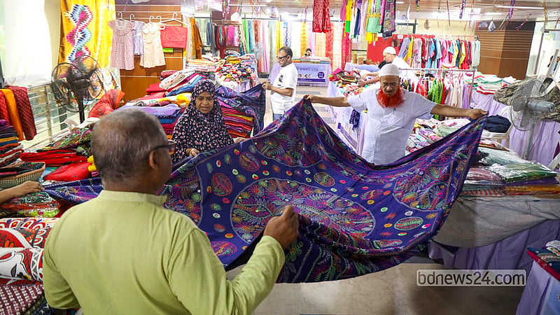 Visitors look at handwoven sheets at an Autumn Fair stall at the BSCIC Bhaban in Dhaka’s Tejgaon. Photo: Shamsul Haque Ripon