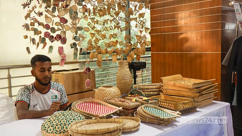 Entrepreneurs have set up stalls of handicrafts made in a blend of traditional and modern styles at the Autumn Fair to catch the attention of buyers. Photo: Shamsul Haque Ripon