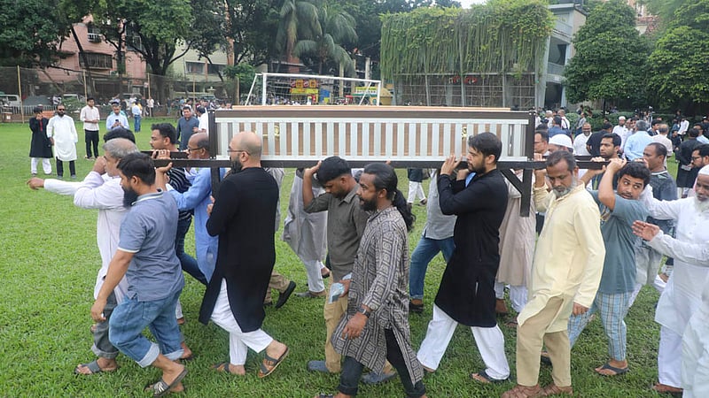 Following the funeral prayer at Banani’s Old DOHS playground, the coffin of Toufique Imrose Khalidi, the late editor-in-chief and publisher of bdnews24.com, is carried to the Martyred Intellectuals’ Graveyard in Mirpur for burial.