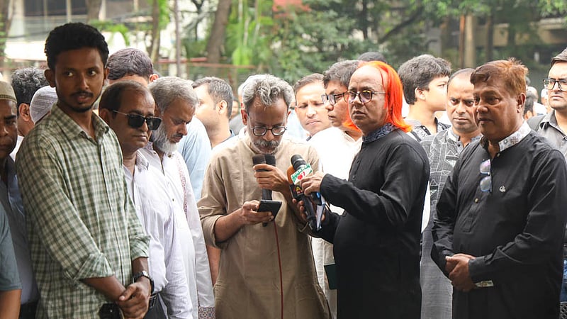 Chief News Editor Jahidul Kabir reads a statement by Biswadip Das, acting editor-in-chief of bdnews24.com, before the funeral prayer for Toufique Imrose Khalidi.