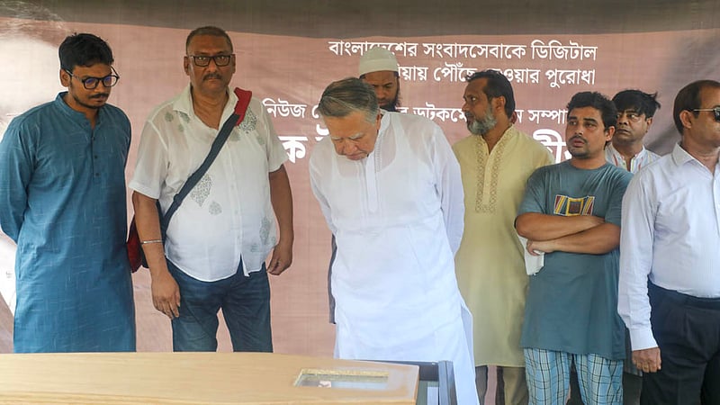 Mahfuz Anam, editor of The Daily Star, stands beside the coffin of Toufique Imrose Khalidi, the late editor-in-chief of bdnews24.com.
