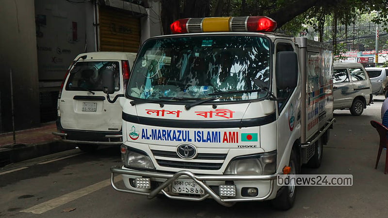 The body of Toufique Imrose Khalidi, the late editor-in-chief and publisher of bdnews24.com, is taken from Shahjalal International Airport to the news outlet’s office in Mohakhali on Saturday, Oct 10, 2026. Photo: Shamsul Haque Ripon