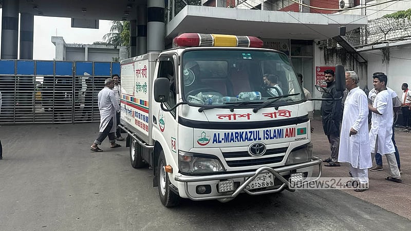 The remains of Toufique Imrose Khalidi, the late editor-in-chief of bdnews24.com, arrived in Bangladesh on Saturday, Oct 10, 2026. His nephew Taraaf Tazeez Khalidi and his niece's husband, Akif Ahmed, received his coffin at Dhaka's Shahjalal International Airport, where Khalidi's colleagues were also present.