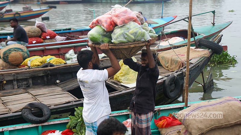 Retailers and workers are busy trading for various types of vegetables from the Shyambazar wholesale warehouse in Old Dhaka before loading them onto trawlers. Photo: Shamsul Haque Ripon