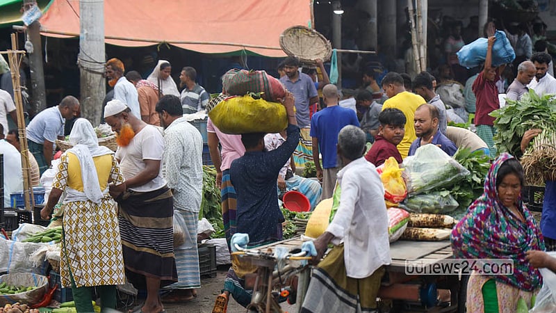 Retailers from different areas of Dhaka but various types of vegetables from the Shyambazar wholesale warehouse in Old Dhaka. Photo: Shamsul Haque Ripon