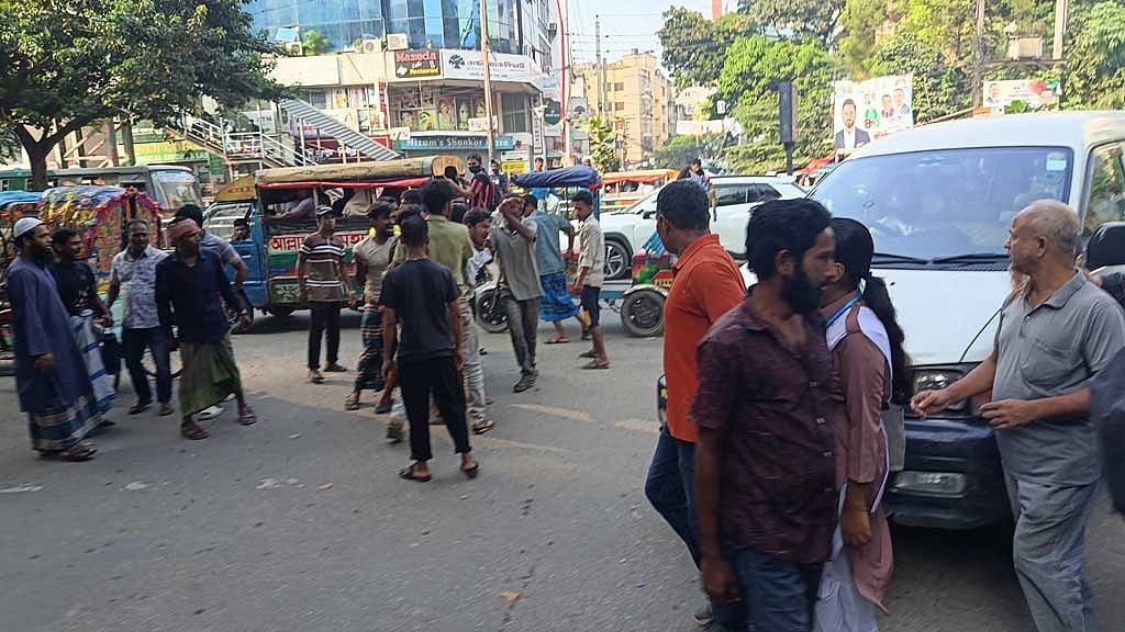 Battery-run rickshaw drivers beaten, vehicles damaged for skipping protest in Dhaka
