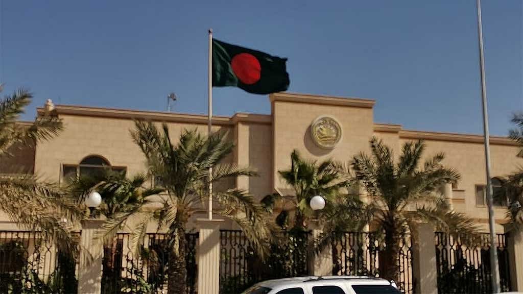 Bangladesh Embassy warns Saudi Arabia expatriates to avoid risky areas, sharing conflict footage