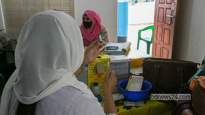 Healthcare services are being provided inside a room at the Radda MCH-FP Centre in Dhaka’s Mirpur 1. Photo: Shamsul Haque Ripon