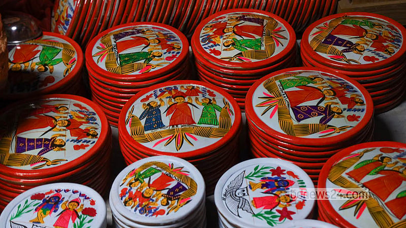 Colourful clay discs made in Sirajdikhan’s Palpara in Munshiganj are prepared for transport to market.  Photo: Shamsul Haque Ripon