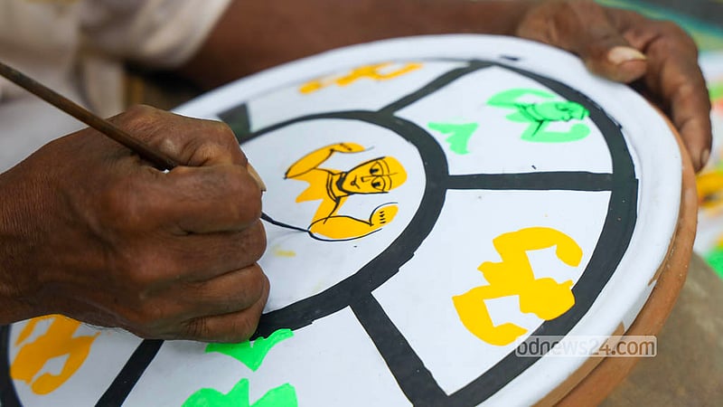A potter adds colour to a traditional Lakshmi sara in Sirajdikhan’s Palpara Munshiganj.  Photo: Shamsul Haque Ripon