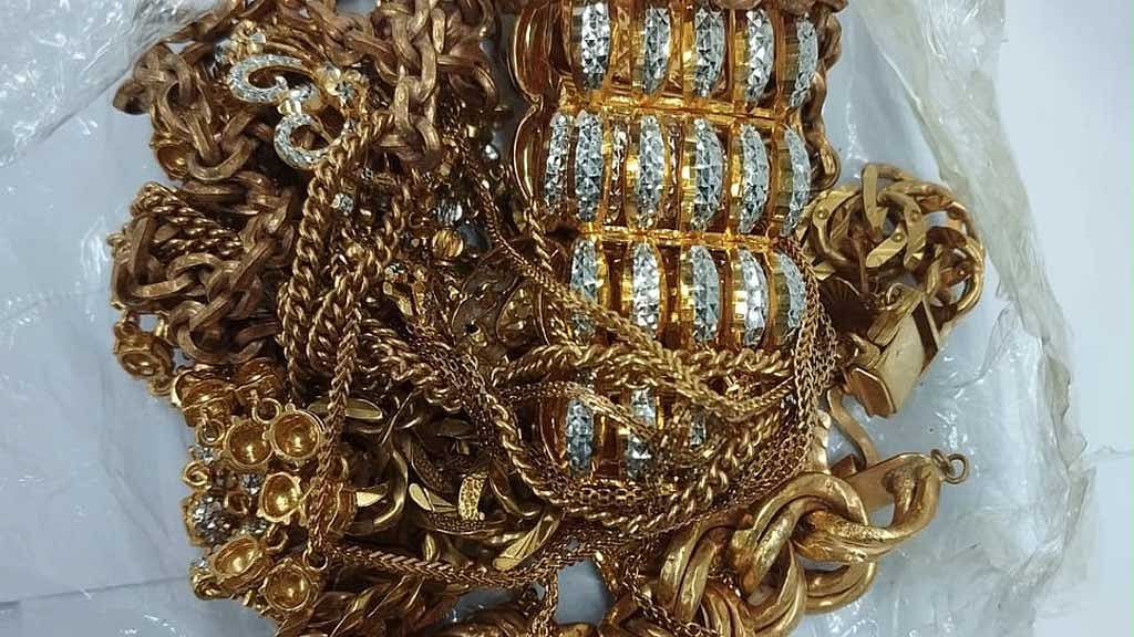 733gm of gold seized at two airports