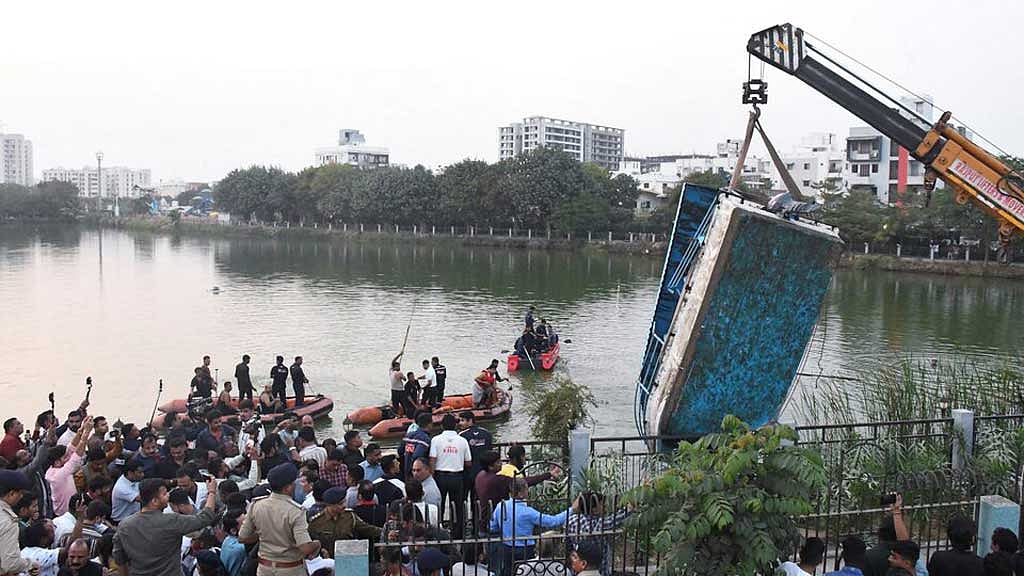 India boat capsizes, drowning 13, mostly children