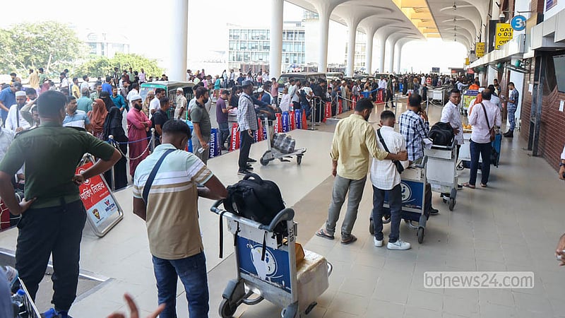 Biman Bangladesh Airlines has suspended all flights from Dhaka to Riyadh and Dammam until Oct 18 amid the Houthi attacks on airports in Saudi Arabia. Although expatriates headed from Dhaka to Saudi Arabia are facing difficulties, travel to other countries in West Asia remains normal. Photo: Shamsul Haque Ripon