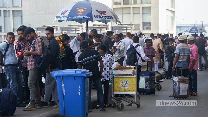 Biman Bangladesh Airlines has suspended all flights from Dhaka to Riyadh and Dammam until Oct 18 amid the Houthi attacks on airports in Saudi Arabia. Although expatriates headed from Dhaka to Saudi Arabia are facing difficulties, travel to other countries in West Asia remains normal. Photo: Shamsul Haque Ripon