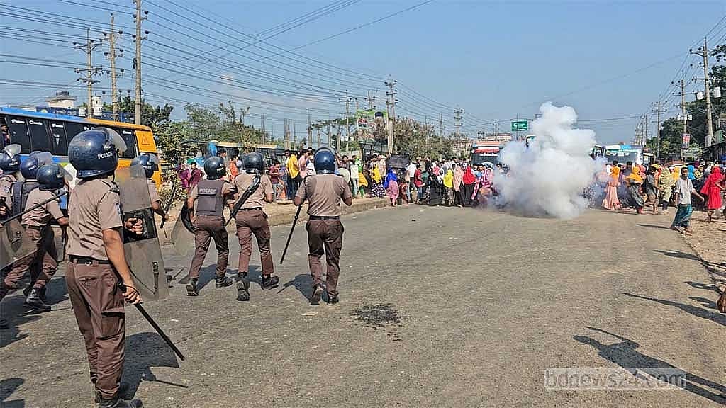 Police use sound grenades to disperse Gazipur highway protest over unpaid wages