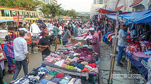 Hawkers occupy New Market footpaths, streets once more
