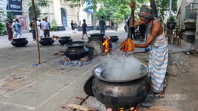 A group of students holds a “cow feast” in front of the vice chancellor’s building (administrative building) at Jagannath University on Friday, Oct 16, 2026, amid controversy over an order “not to slaughter animals on campus”. Photo: Abdullah Al Momin