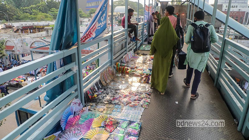 Hawkers have occupied one side of a foot overbridge in front of Gate No. 1 of Dhaka's New Market. Photo: Abdullah Al Momin
