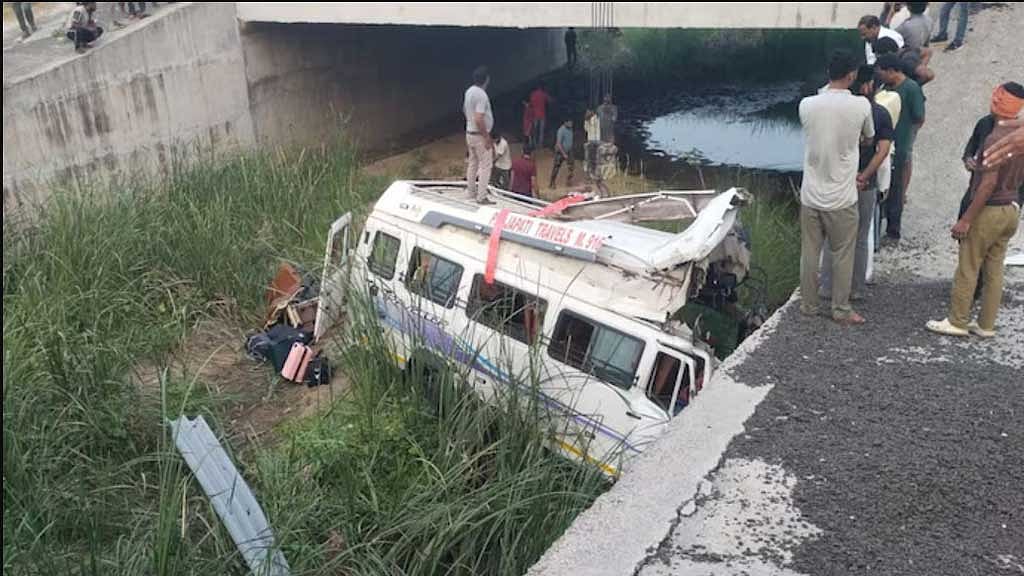 Eight killed as bus plunges into ditch in India's Rajasthan