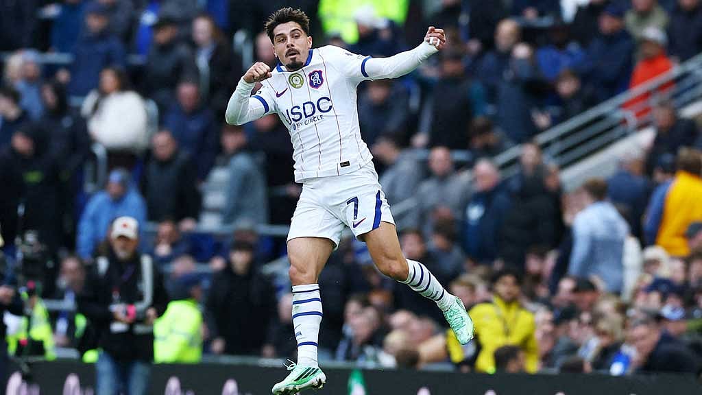 Neto double fires Chelsea past Everton but Martinez injury mars win
