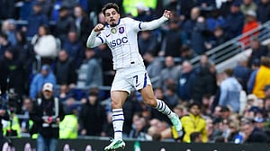 Neto double sinks Everton, Martinez injury clouds Chelsea win
