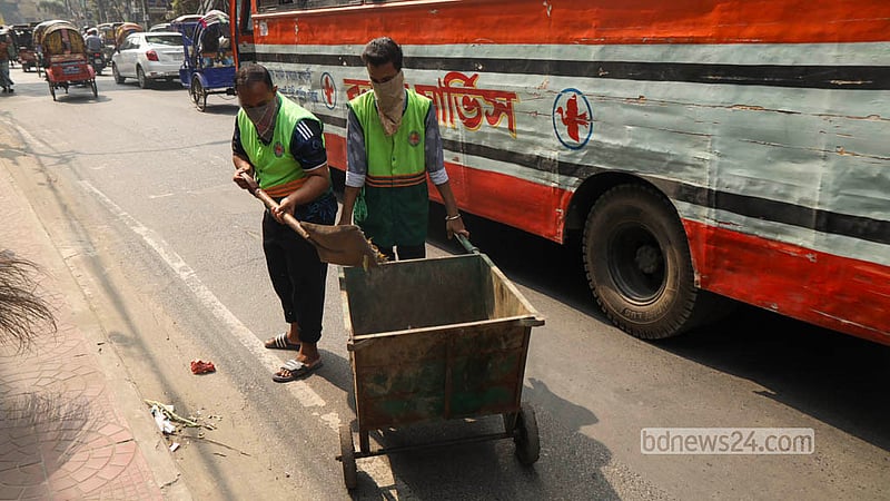 DSCC workers clear accumulated rubbish beside a main road in Dhaka’s Tikatuli as part of the city corporation’s drive to prevent dengue. Photo: Shamsul Haque Ripon