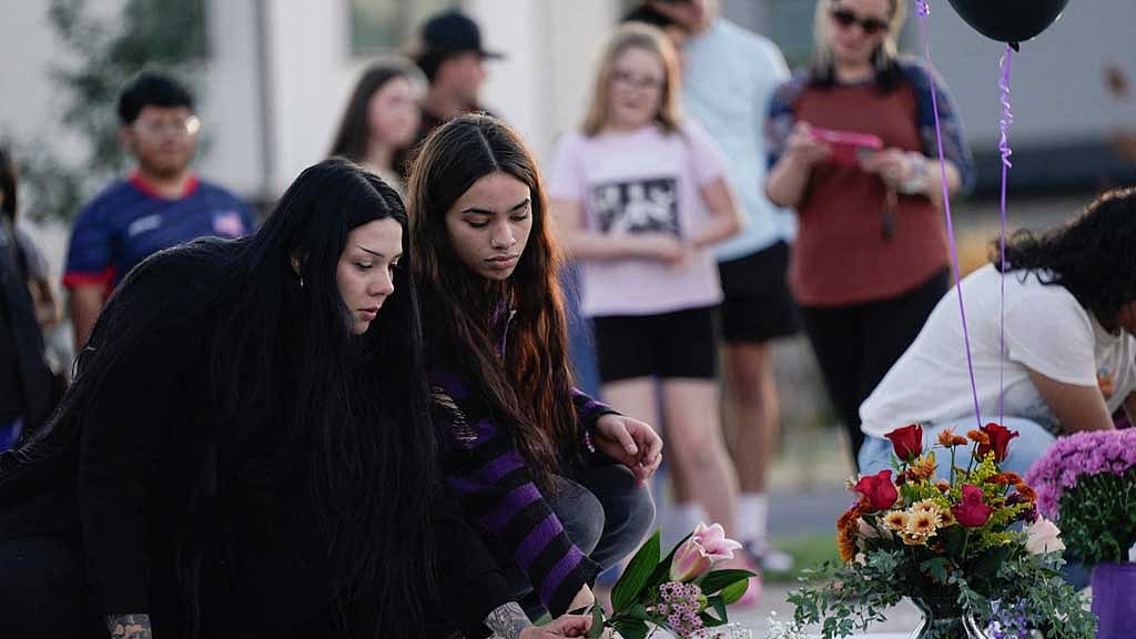 Teacher and armed parent teamed up to stop Oregon school shooter, police say