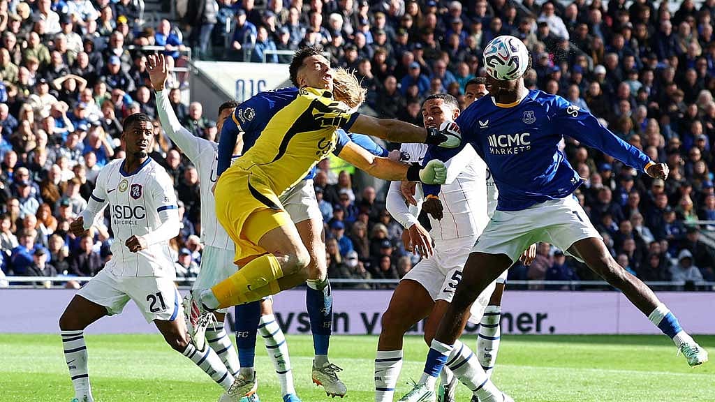 Chelsea's Martinez suffered concussion after collision at Everton, says Alonso
