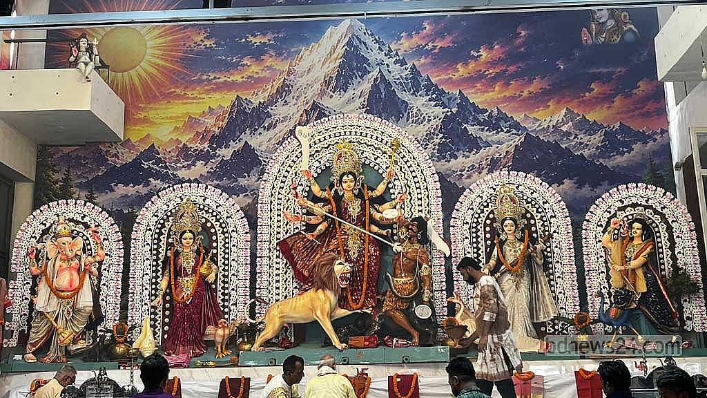 Drums, devotion and prayers for peace mark Maha Saptami at Dhakeshwari