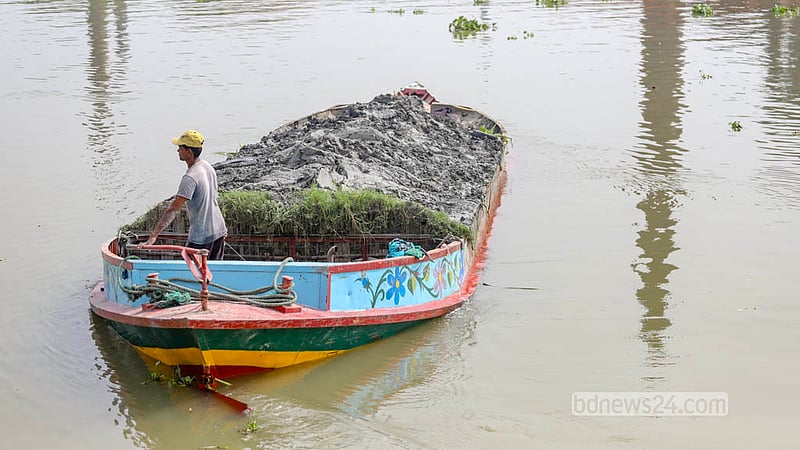 Clay is brought by boat from different areas to brick kilns at Keraniganj’s Zazira.   Photo: Abdullah Al Momin