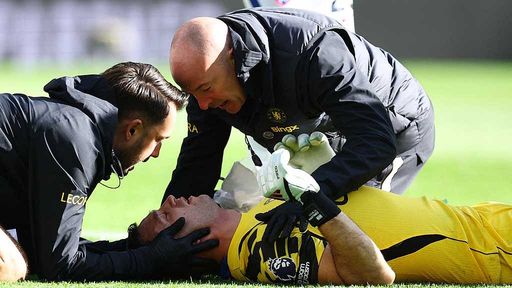Chelsea's Martinez undergoes surgery after collision at Everton