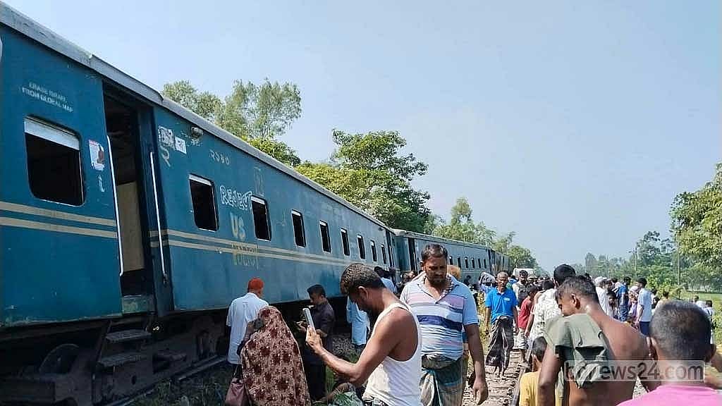 Karnaphuli Commuter train engine, three carriages derail in Cumilla's Laksam