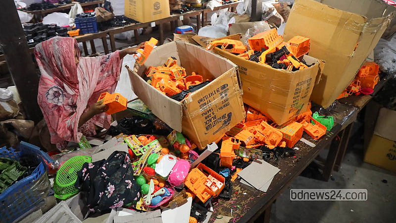A female craftswoman makes plastic toys at a factory in Dhaka’s Kamrangirchar. Photo: Shamsul Haque Ripon