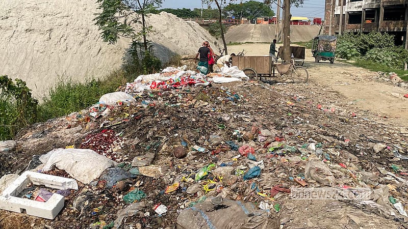 Garbage and waste constantly pile up on the banks of the Dhaleshwari River in Manikganj’s Singair Upazila. The dumping of waste in open areas has created a foul smell, while the river water and the surrounding environment grow more and more polluted. Photo: Shamsul Haque Ripon