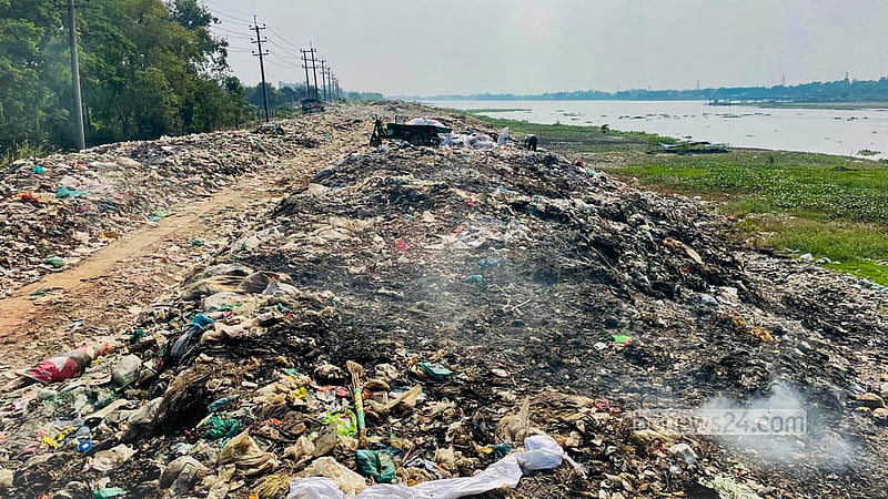 Garbage and waste constantly pile up on the banks of the Dhaleshwari River in Manikganj’s Singair Upazila. The dumping of waste in open areas has created a foul smell, while the river water and the surrounding environment grow more and more polluted. Photo: Shamsul Haque Ripon