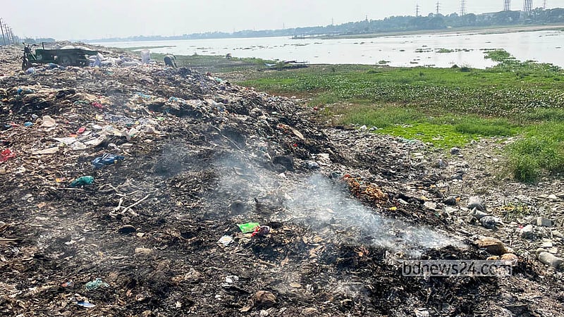 Garbage and waste constantly pile up on the banks of the Dhaleshwari River in Manikganj’s Singair Upazila. The dumping of waste in open areas has created a foul smell, while the river water and the surrounding environment grow more and more polluted. Photo: Shamsul Haque Ripon