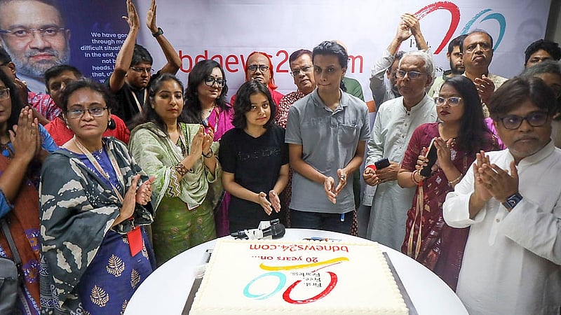 Current and former colleagues of bdnews24.com cut a cake during an intimate, in-house gathering on Friday, Oct 24, 2026, to mark the organisation’s 20th anniversary.