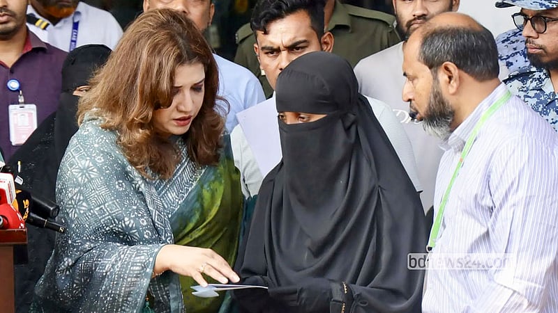 State Minister for Foreign Affairs Shama Obaed Islam hands over the body of Shahed Ahmed, killed in a Houthi attack in Saudi Arabia, to his wife at Hazrat Shahjalal International Airport in Dhaka, Oct 23, 2026. Photo: Shamsul Haque Ripon