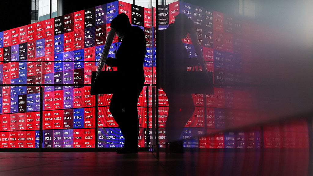 Asian shares wobble as tech rout boosts bonds, dents rate hike bets