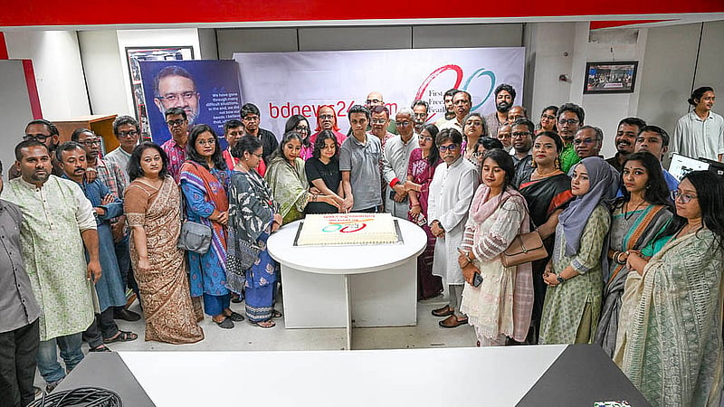 Current and former colleagues of bdnews24.com cut a cake during an intimate, in-house gathering on Friday, Oct 24, 2026, to mark the organisation’s 20th anniversary.