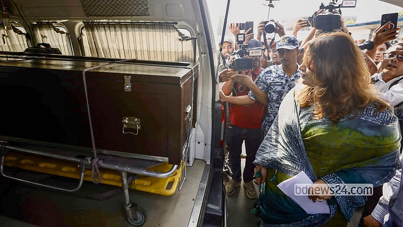 State Minister for Foreign Affairs Shama Obaed Islam receives the body of Bangladeshi worker Shahed Ahmed at Hazrat Shahjalal International Airport in Dhaka, Oct 23, 2026. Photo: Shamsul Haque Ripon