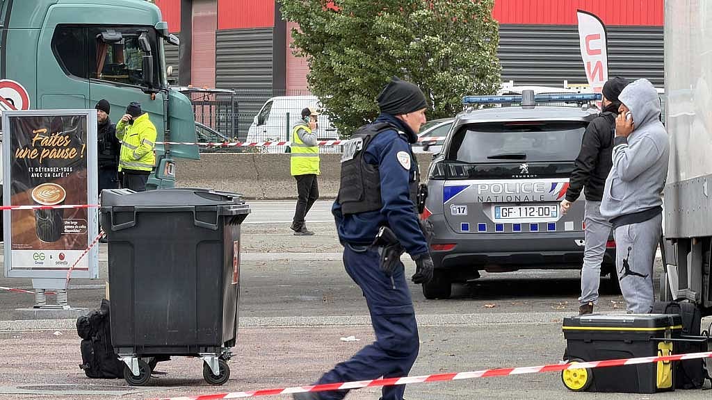 One killed, four injured in drive-by shooting near Paris