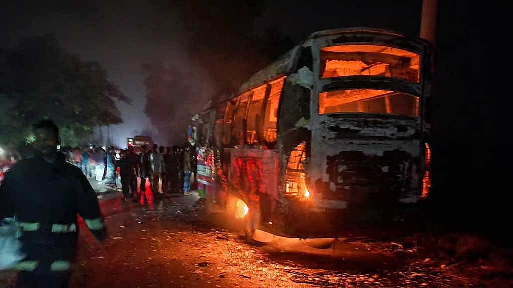 Bus torched in Chattogram after it rams autorickshaw, killing 2