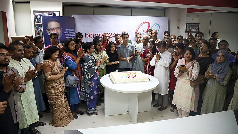 Current and former colleagues of bdnews24.com cut a cake during an intimate, in-house gathering on Friday, Oct 24, 2026, to mark the organisation’s 20th anniversary.