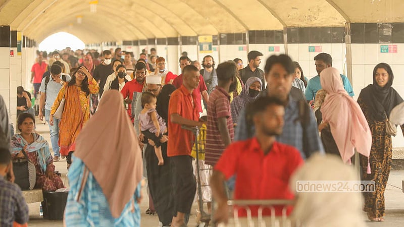 Workers begin returning to the capital after spending the holidays with their families. Passengers bustle through Kamalapur Railway Station. Photo: Shamsul Haque Ripon