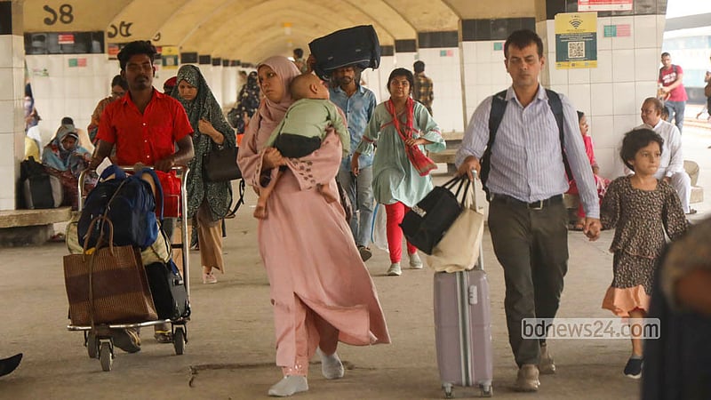 Workers step off a train at Kamalapur Railway Station on Saturday, Oct 24, 2026, carrying bags and luggage and bringing their children along after the five-day break. Photo: Shamsul Haque Ripon