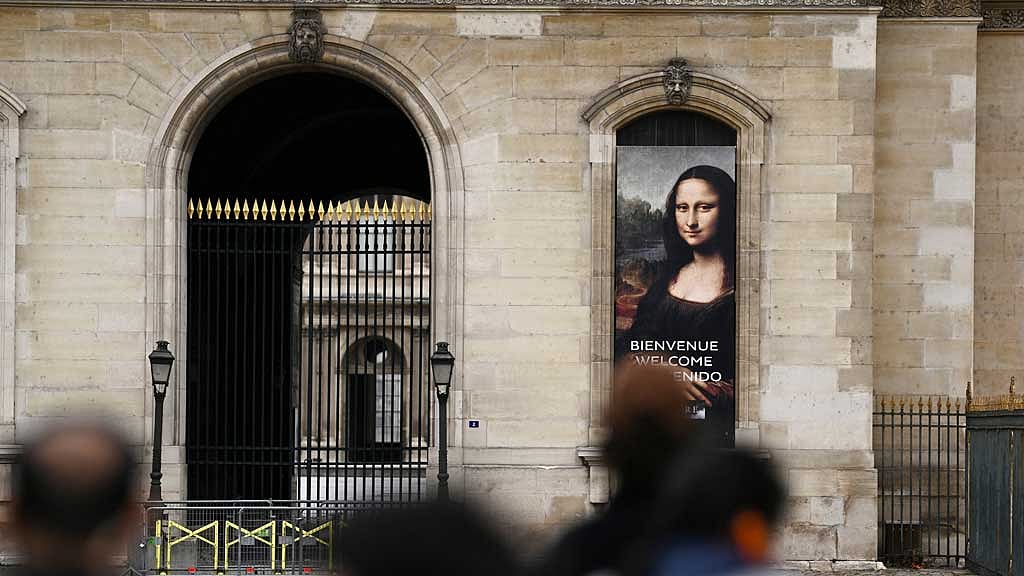 Mona Lisa off limits as Paris shuts museums over protest fears