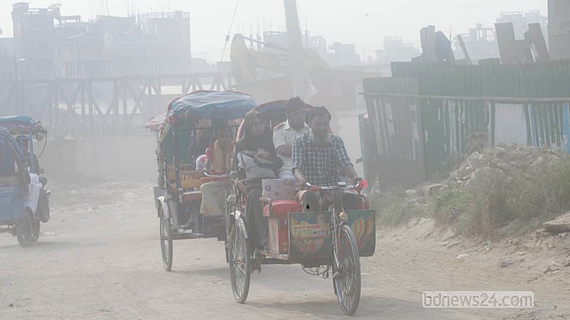 Dry-season pollution multiplies the suffering of Dhaka residents. Thick dust blankets the Babubazar-Gabtoli embankment road in Islambagh. Photo: Abdullah Al Momin