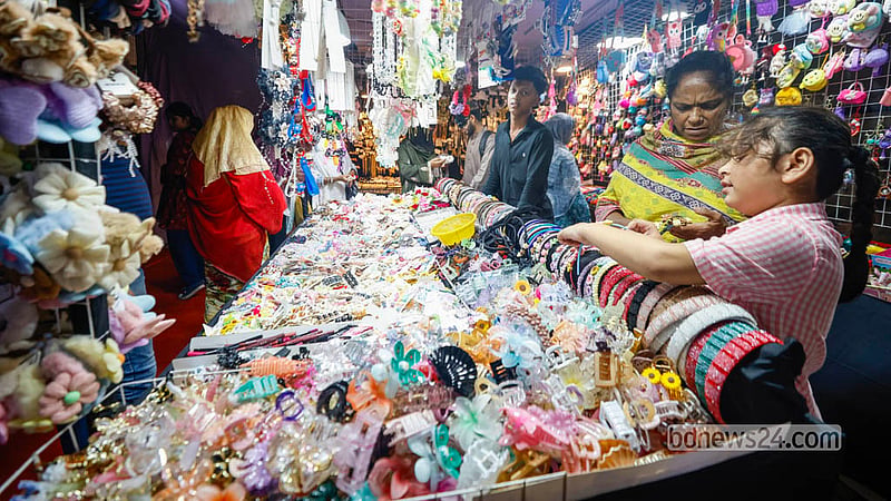 Customers gather at a cosmetics and hair accessories stall at the 2nd Bangladesh Trade Fair in Dhaka’s Agargaon. Photo: Shamsul Haque Ripon